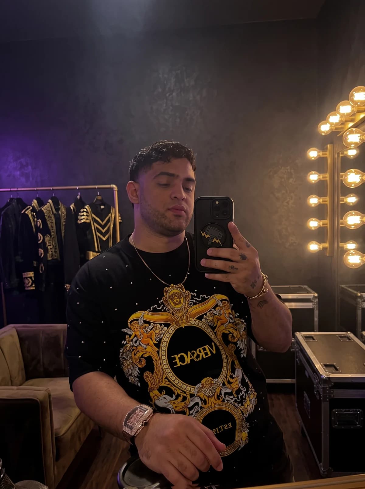 Memo Barrios en el camerino antes del show, luces de vanidad doradas