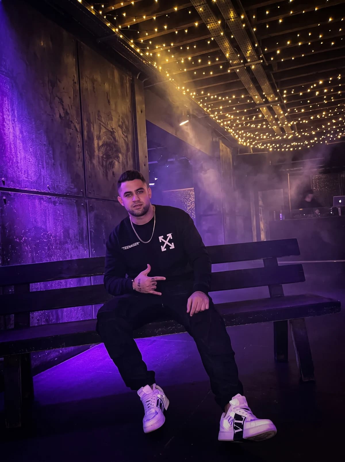 Memo Barrios en un club underground entre luces doradas y neón violeta