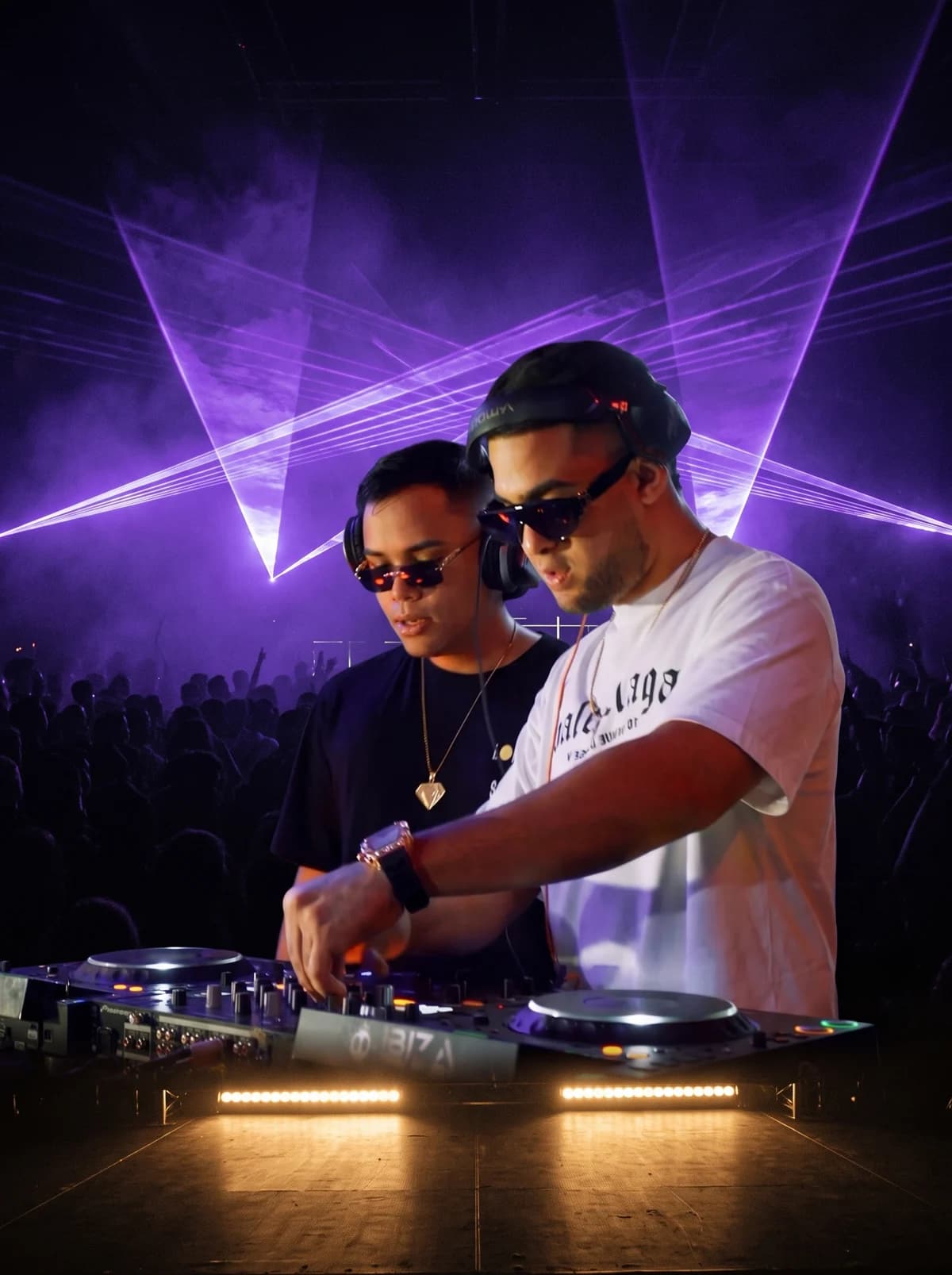 Memo Barrios en cabina B2B bajo láseres violeta en el main stage